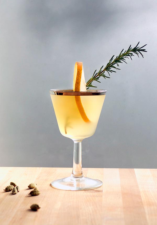 Winter Pear Cocktail // stirandstrain.com