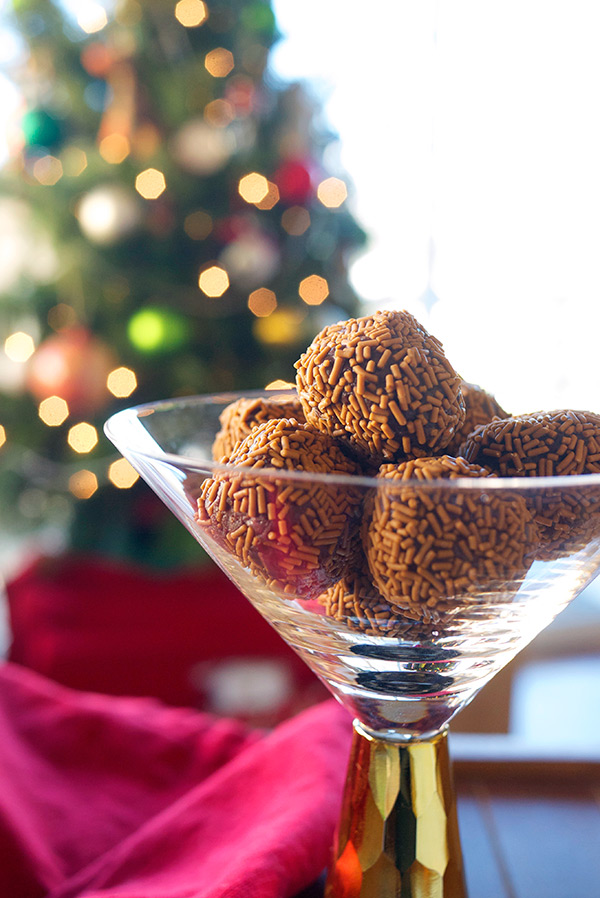 Make It: Mocha Pecan Rum Balls // stirandstrain.com